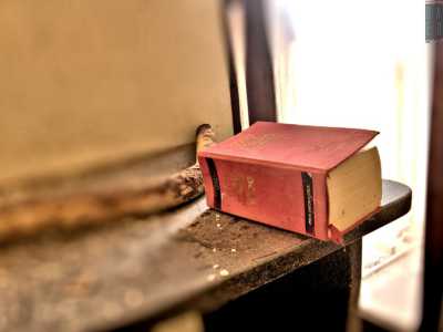 ...mentre un libro dalla copertina rossa sosta sulla scrivania e sembra aspettare che una mano lo consulti ancora: � il �Codice della riforma tributaria�